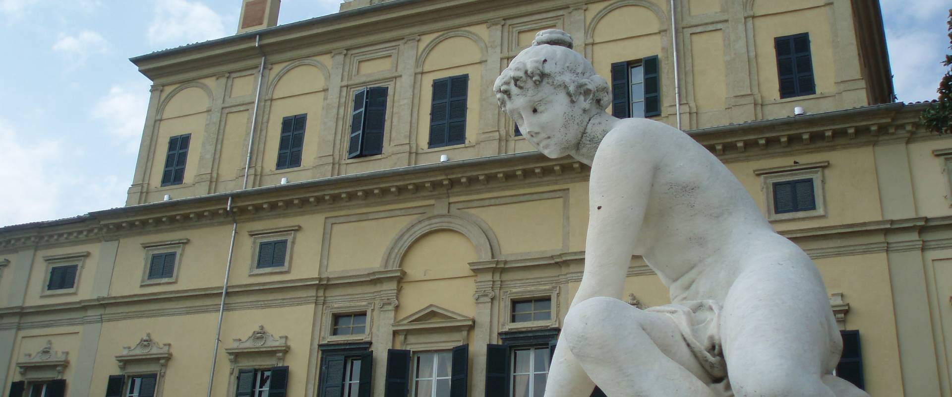 Palazzo Ducale di Parma con Statua photo by Marcogiulio